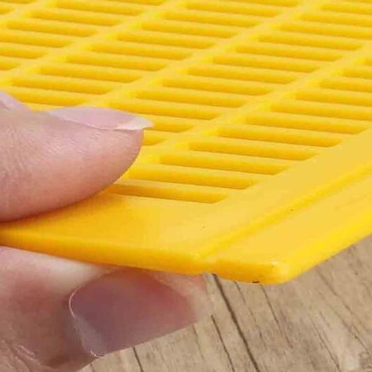 10-frame plastic queen excluder